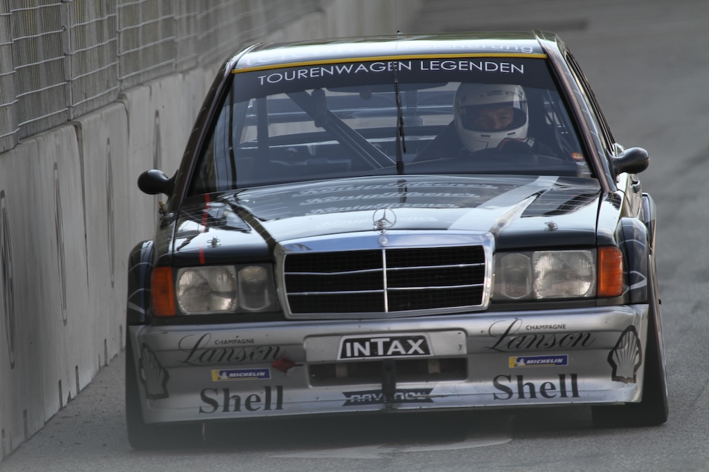 Når vi snakker Tourenwagen legenden med de gamle DTM racere fra dengang, er Mercedes raceren nok den mest ikoniske bil fra seriens storhedstid. Det er ikke svært at se, hvorfor den serie havde et kæmpe publikum.
(Foto: Motorsporten.dk)